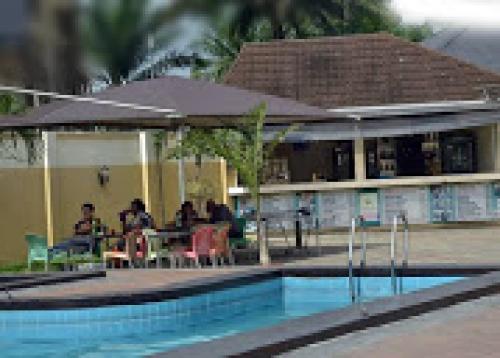 un rendimiento de un edificio con piscina en Room in Lodge - Welcome to Habitat Hotel, en Port Harcourt
