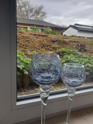 two wine glasses sitting on a window sill at Am Schloss in Angelbachtal