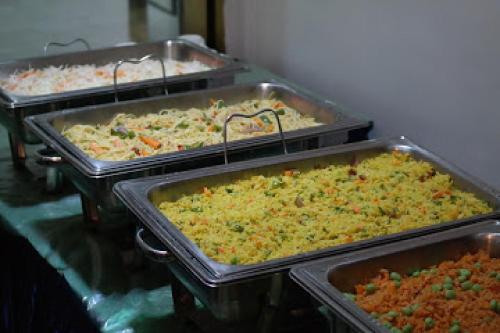 tres bandejas de platos de guiso en una mesa en Room in BB - Immaculate Royal International Hotel, en Owerri