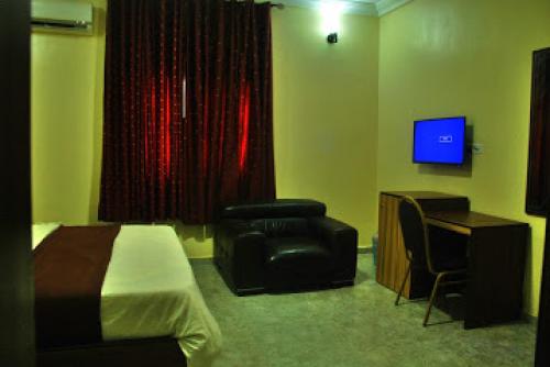 En TV eller et underholdningssystem på Room in Lodge - Lois Hotel Abuja