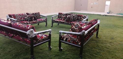 a group of chairs sitting on the grass at استراحة الخير in Şulbūkh