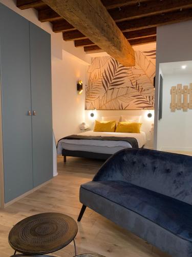 - un salon avec un lit et un canapé dans l'établissement Luxe et Calme en Hyper Centre - La Cour des Bois, à Lyon