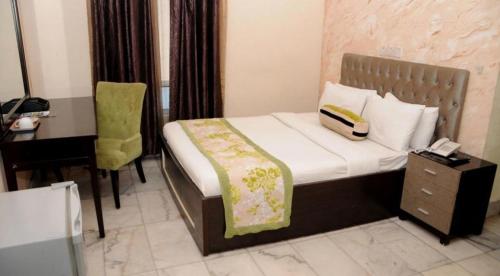 Säng eller sängar i ett rum på Room in Lodge - New Blue Diamond Hotel rosebud