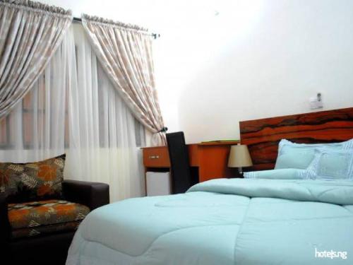 En eller flere senge i et værelse på Room in Lodge - Orchard Hotel, Ibadan
