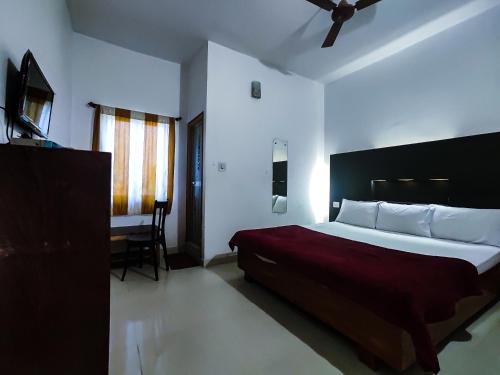 En eller flere senge i et værelse på Hotel Vijay