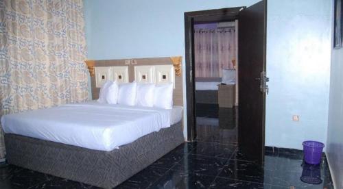 Łóżko lub łóżka w pokoju w obiekcie Room in Lodge - Royal Park Hotel Suite Asaba