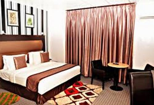En eller flere senge i et værelse på Room in Lodge - Sweet Spirit Hotels Suites Mardezok