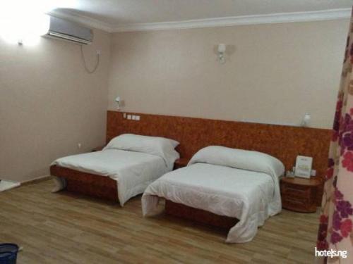 Cama o camas de una habitación en Room in Lodge - Sunview Hotel--akure