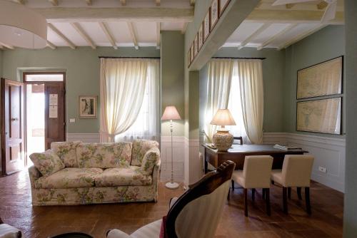 a living room with a couch and a table at Agriturismo San Galgano in Chiusdino