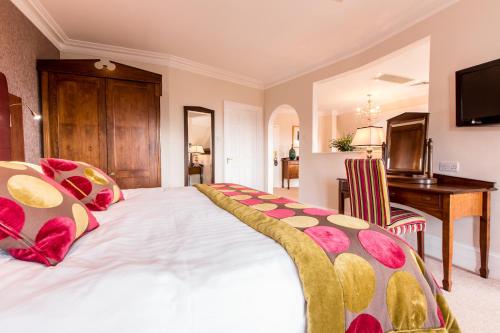 Una cama o camas en una habitación de The Culloden Estate and Spa