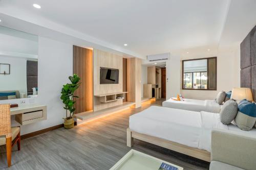 Televisyen dan/atau pusat hiburan di Baan Laimai Beach Resort & Spa - SHA Extra Plus
