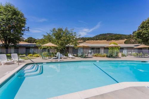 Kolam renang di atau dekat dengan Days Inn by Wyndham Novato/San Francisco