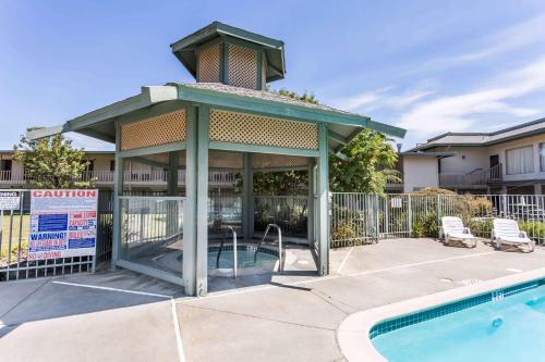 Kolam renang di atau dekat dengan Days Inn by Wyndham Novato/San Francisco