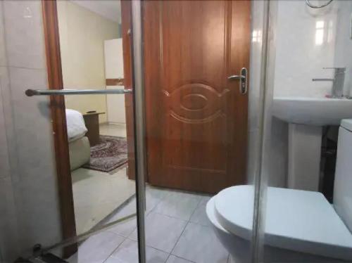 Vonios kambarys apgyvendinimo įstaigoje Room in Lodge - Waxride Residence Abuja