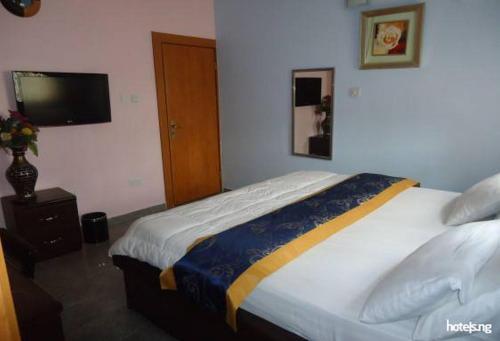 Voodi või voodid majutusasutuse Room in Lodge - Waxride Residence Abuja toas