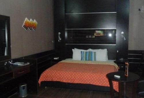 En eller flere senge i et værelse på Room in Lodge - Wise Penny Suites and Spa