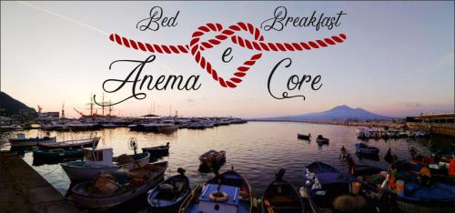 Grupa łodzi w porcie ze słowami "pożegnanie" amerykańskie w obiekcie Little Anema & Core w mieście Castellammare di Stabia