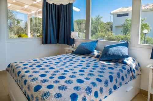 ノート・マリーナにあるVilla Tra Mare e Uliviのベッドルーム1室(ベッド1台、窓2つ付)