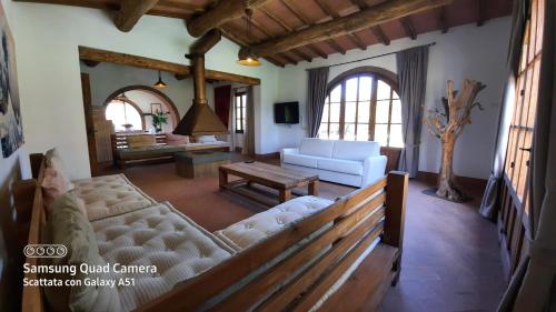 a living room with a couch and a table at Villa Lorenzo con wi-fi, aria condizionata, posto auto in Castagneto Carducci
