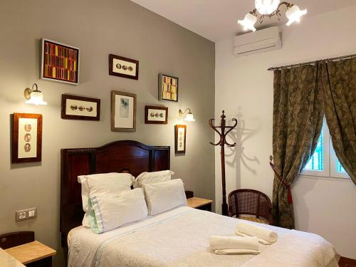 Posteľ alebo postele v izbe v ubytovaní 4 bedrooms villa with private pool enclosed garden and wifi at Los Palacios y Villafranca