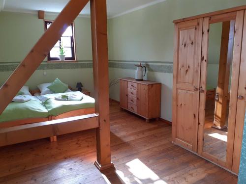 Un pat sau paturi într-o cameră la Lavendelhof Die idyllische Landpension