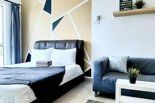 史里肯邦安的住宿－Home Comfort Homestay @ Galleria Equine Park，一间卧室配有一张床和一张蓝色椅子