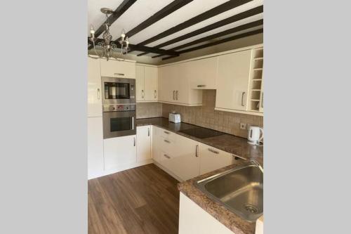 Køkken eller tekøkken på Cosy Cottage Great Bentley near station and shops