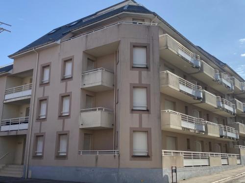 an apartment building with balconies on the side of it at L'Aéroplage, Appartement Standing Rénové Vacances 40mètres plage in Berck-sur-Mer