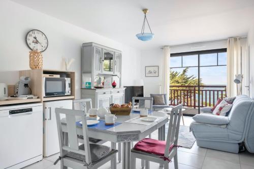 une cuisine et un salon avec une table et des chaises dans l'établissement 50m plage, appartement vue mer pour 3, à Pléneuf-Val-André
