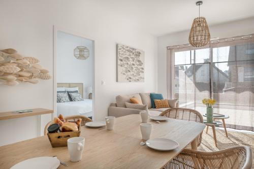 un salon avec une table et un canapé dans l'établissement À 50m de la plage, bel appartement pour 6, à Pléneuf-Val-André