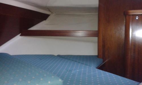 a small room with a bed in a boat at leyliley in Portosin