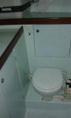 W pokoju znajduje się łazienka z białą toaletą. w obiekcie leyliley w mieście Portosin