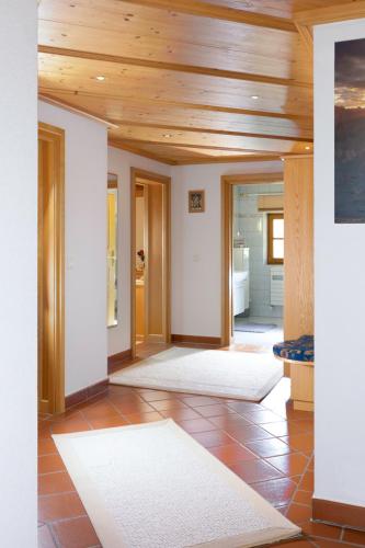 a living room with a wooden ceiling at Ferienwohnung Sonja in Elmen