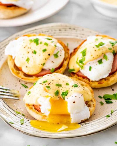 um prato com três panquecas com ovos e queijo em Beachcomber B&B em Tenby