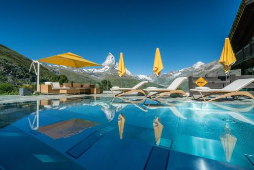 The swimming pool at or close to Riffelalp Resort 2222m