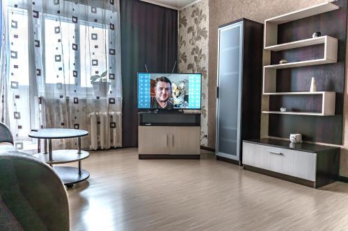 チェレポヴェツにあるКомфортные апартаментыのリビングルーム(薄型テレビ、テーブル付)