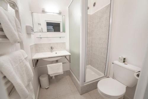 Bilik mandi di Logis Hôtel & Restaurant - Les Hauts de Montreuil