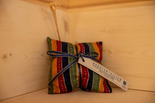 a pair of pillows with a tag on them at Ferienwohnung Sonja in Elmen
