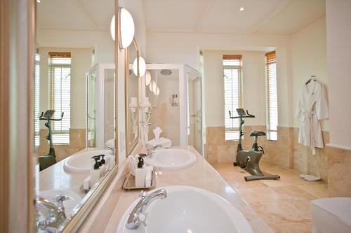 Ένα μπάνιο στο Rosenhof Boutique Hotel