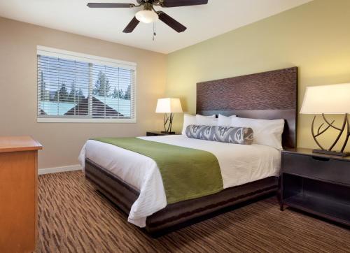 Giường trong phòng chung tại WorldMark Big Bear Lake
