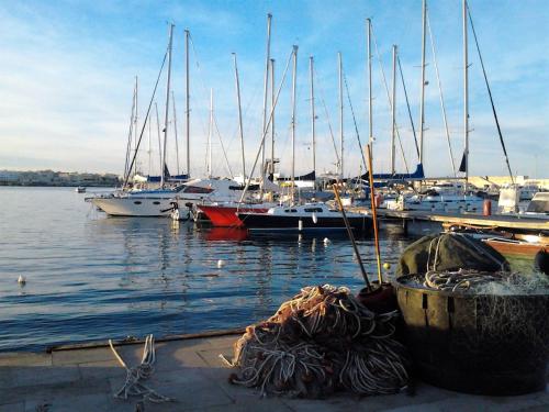 un grupo de barcos atracados en un puerto deportivo en Suite del Borgo, en Otranto