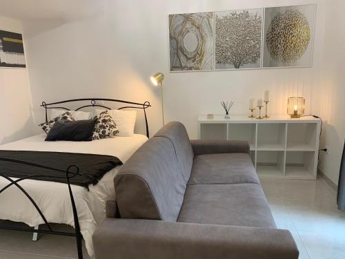 uma sala de estar com um sofá e uma cama em Luxury Apartment in Rome Countryside - Francigena em Campagnano di Roma