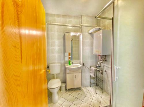 ヘーヴィーズにあるRoselio City Homeの小さなバスルーム(トイレ、シンク付)