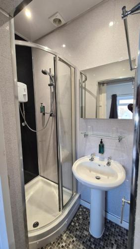 a bathroom with a shower and a sink at Y Gwynedd Inn in Llanberis