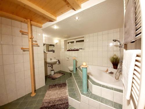 ein Bad mit einer Badewanne und einem WC in der Unterkunft Apart ZIRMZEIT in Huben