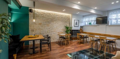 um restaurante com mesas e cadeiras e uma parede de tijolos em Its Kale Boutique Hotel em Ioannina