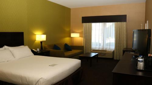Кровать или кровати в номере Holiday Inn Express Hotel & Suites Saginaw by IHG