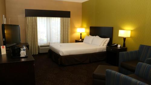Кровать или кровати в номере Holiday Inn Express Hotel & Suites Saginaw by IHG