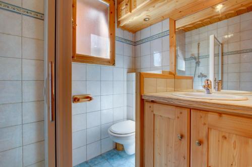 モルジヌにあるLES SERMES M115のバスルーム(トイレ、洗面台付)