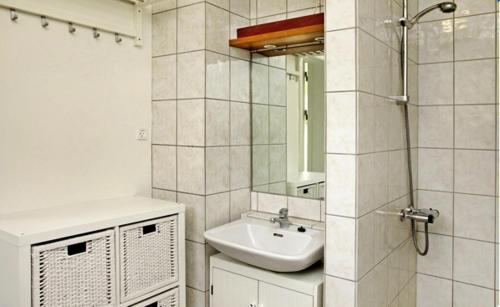 uma casa de banho branca com um lavatório e um espelho em Stunning 2-Bed Apartment at the beach 12D em Brenderup